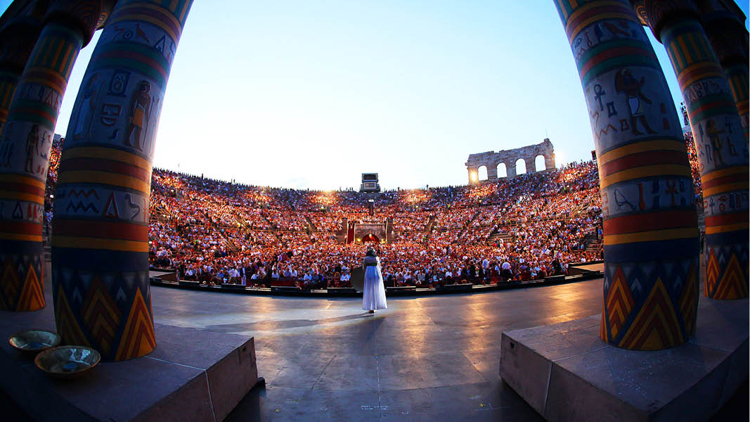 Artister och publik på arenan i Verona